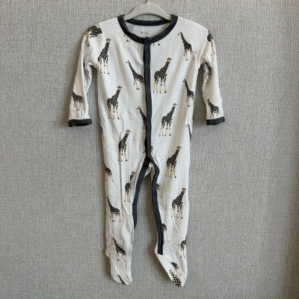 Kyte BABY White Giraffe Print Button Footie